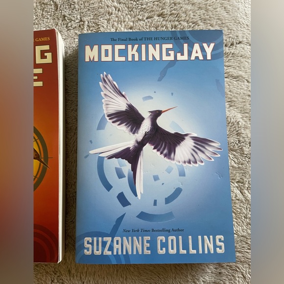 Hunger Games - Last 2 Books of Series - Picture 3 of 3